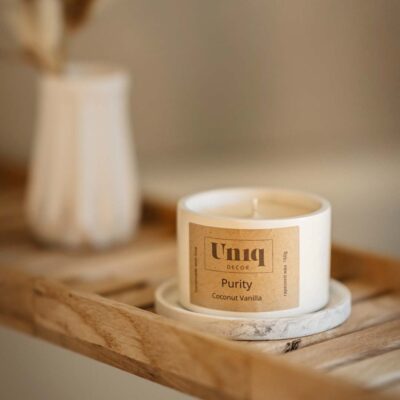 Uniq Kerze aus Jesmonite und Rapswachs auf Untersetzer im Badezimmer