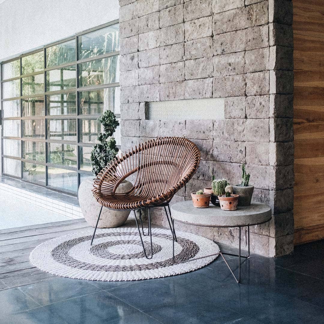 Betontisch mit Blumentöpfen Sommer