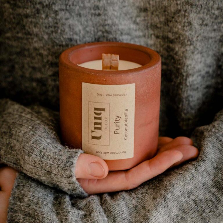 Rapswachskerze von Uniq decor in rostbraunen Betongefäß