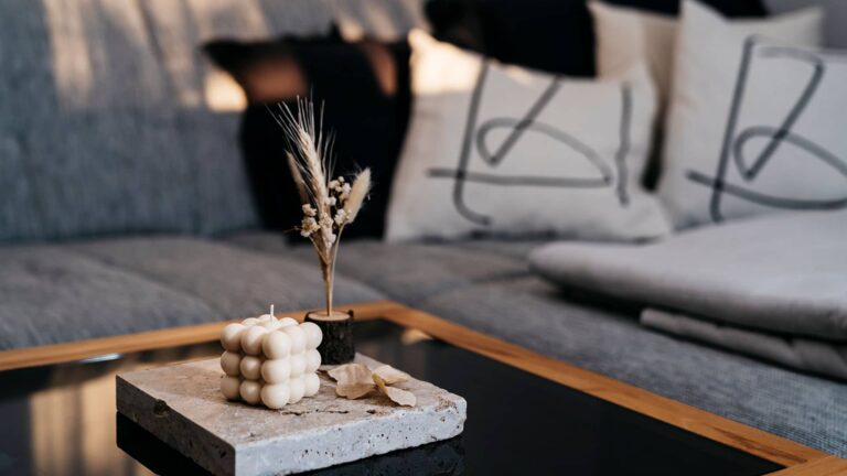 Uniq Bubble Kerze auf Travertin Platte im Wohnzimmer