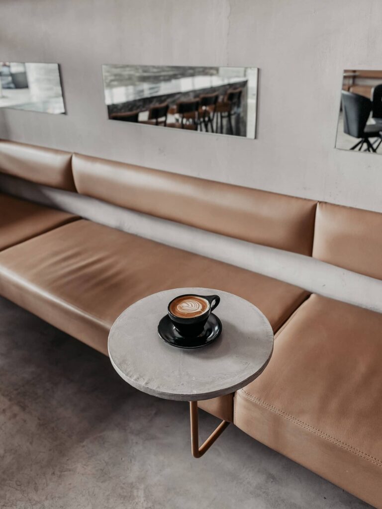 Kleiner Tisch aus Beton Kaffeehaus
