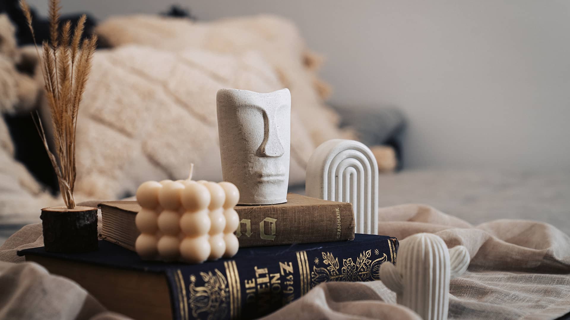 Dekorationsartikel Wohnzimmer beige aus Beton und Rapswachs