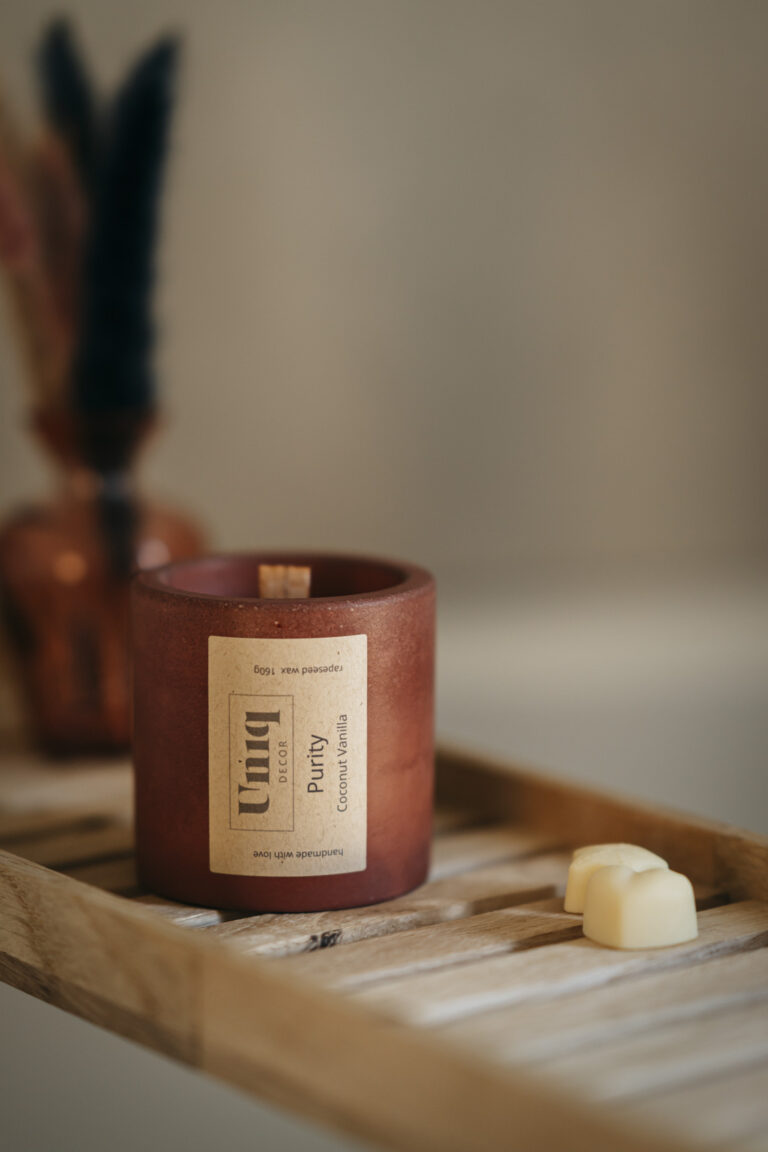 Rapswachskerze Purity red von Uniq decor in rostbraunen Betongefäß Badezimmer