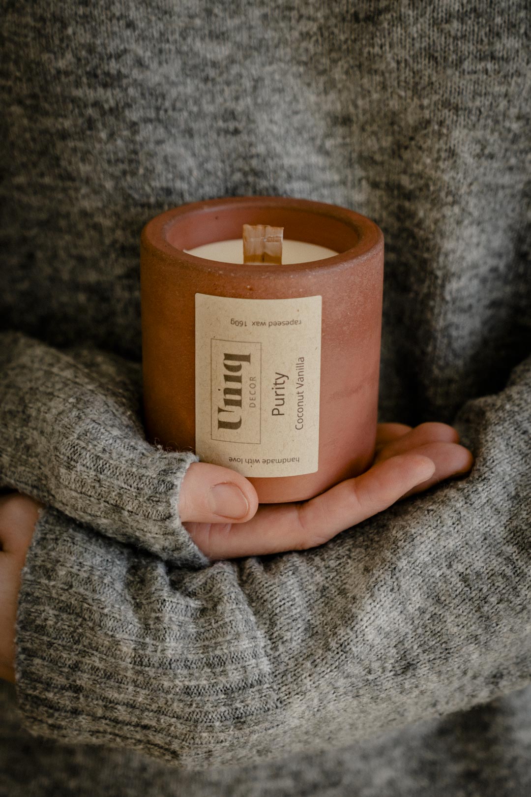 Rapswachskerze von Uniq decor in rostbraunen Betongefäß